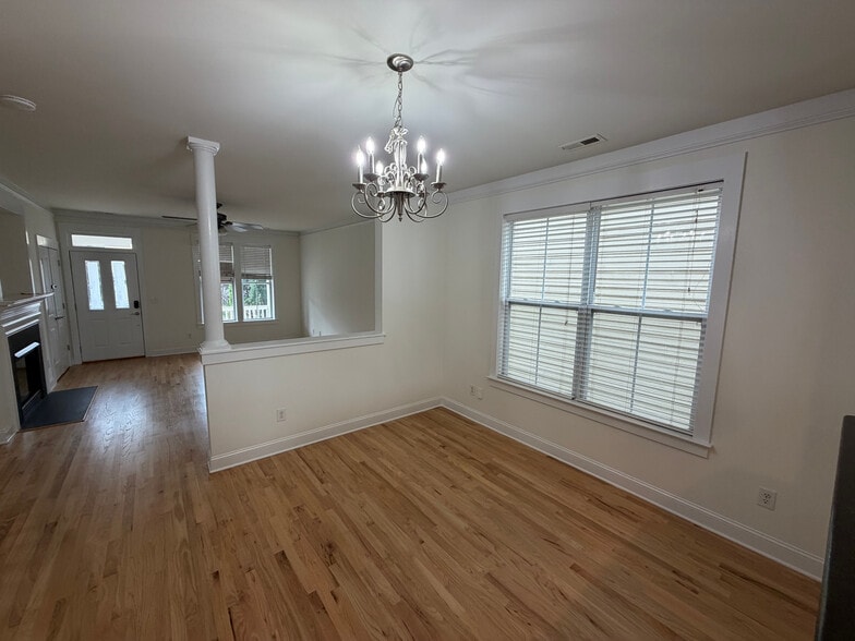 Building Photo - Room in House on Dubois Court