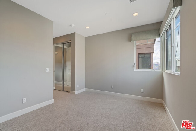 Building Photo - 12860 S Seaglass Cir