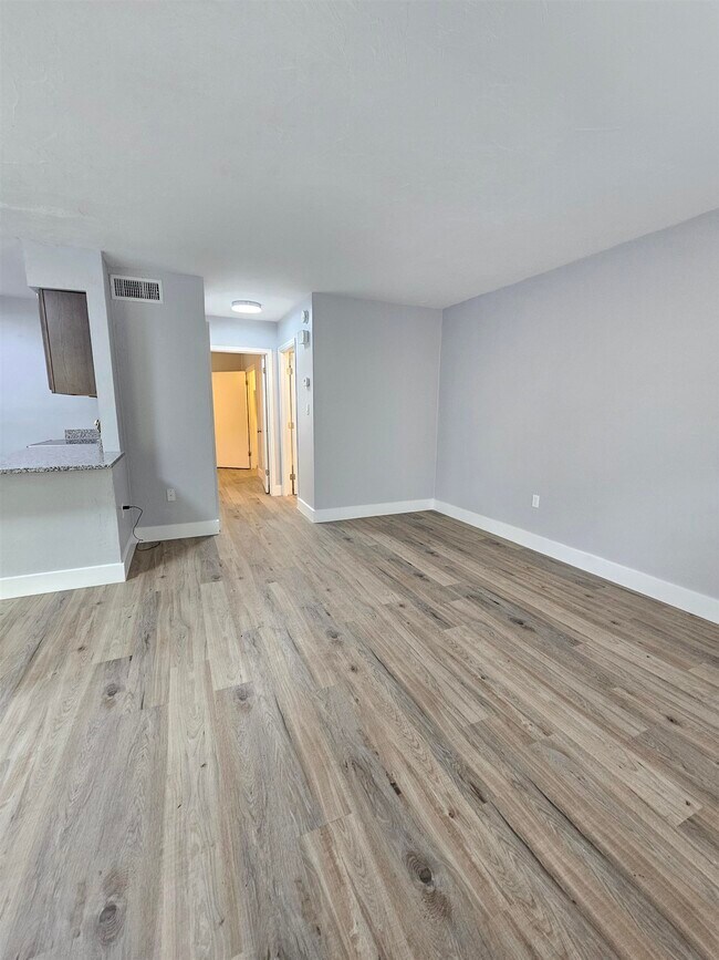 Building Photo - 1530 Live Oak Dr