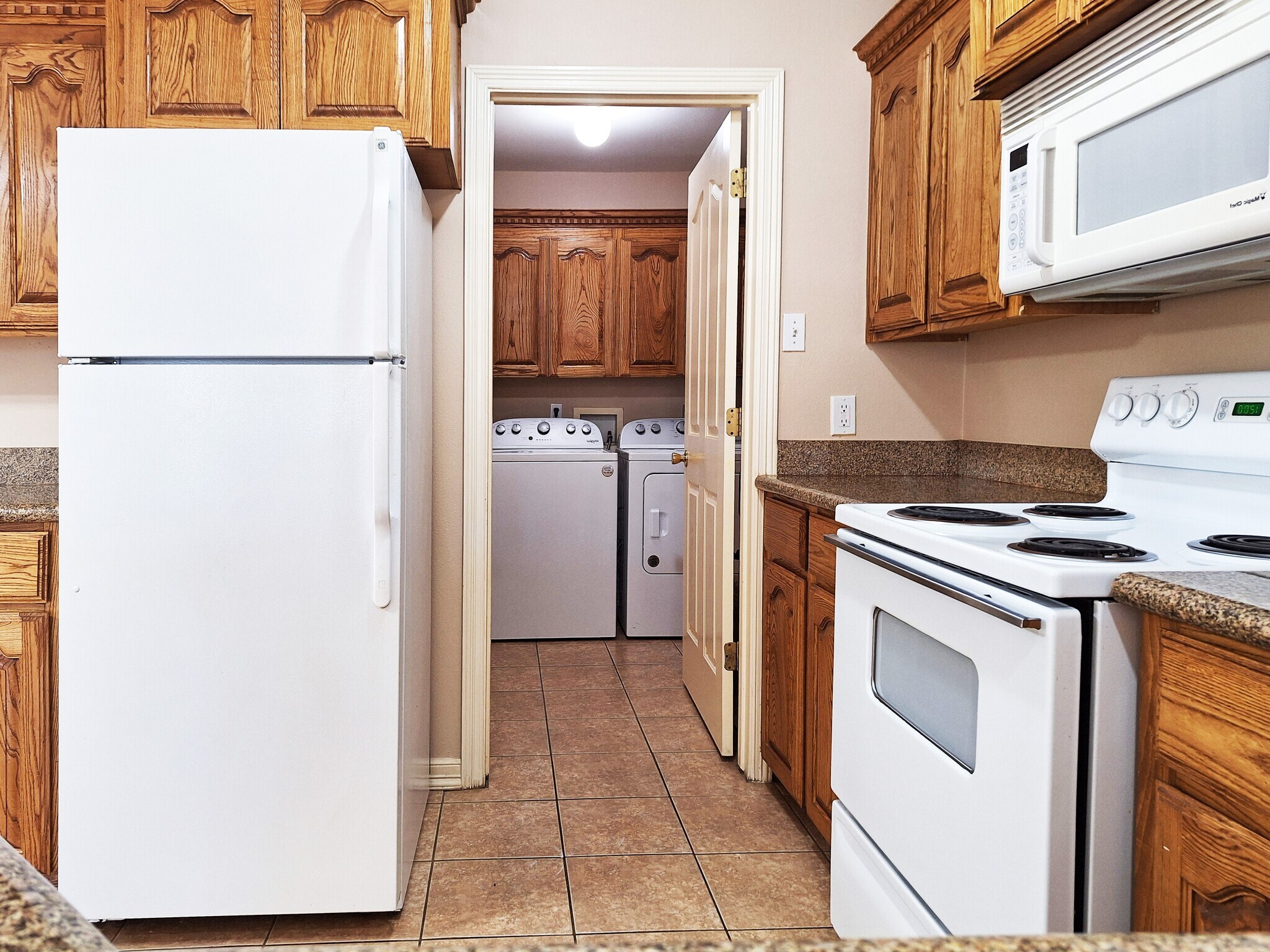 Building Photo - 1402 W Kiwi Ave