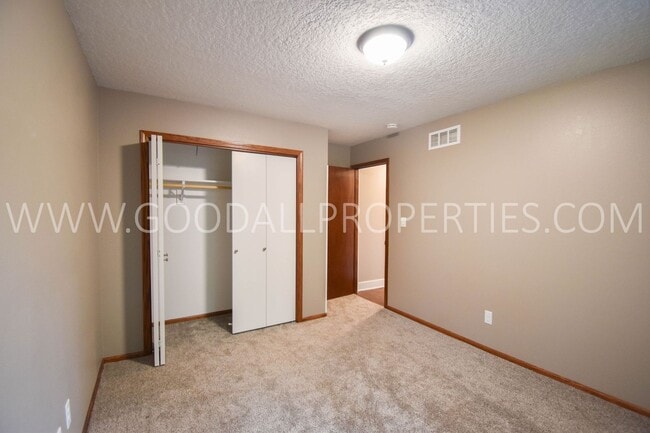 Building Photo - 2 Bedroom + Flex Rm/2 Bath Duplex with Garage