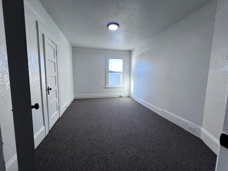 Building Photo - 709 32nd St