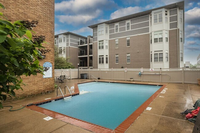 Building Photo - Two Bedroom, 2 Bath Creve Coeur Condo