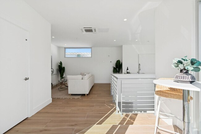 Building Photo - 1343 4th St