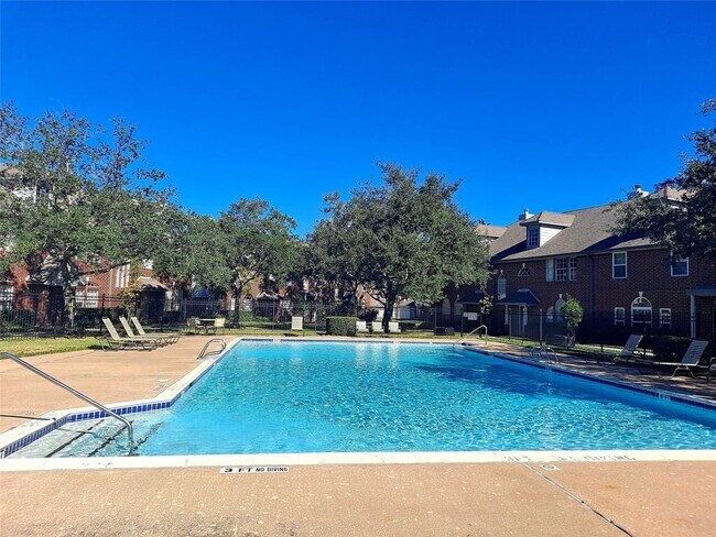 Building Photo - 1365 El Camino Village Dr