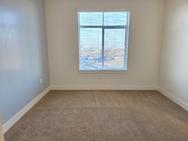 Building Photo - 196 W Vine St