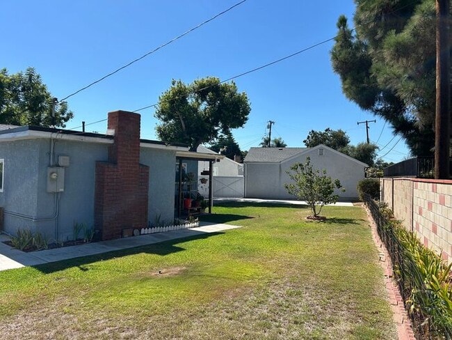 Building Photo - GREAT 3BD HOUSE WITH INCREDIBLE OUTDOOR SP...