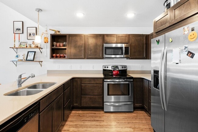 Building Photo - Top Floor-Gorgeous Unit Stunning Views-Luxury