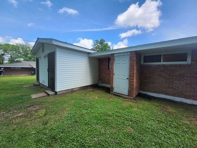 Building Photo - 831 Darryl Ln