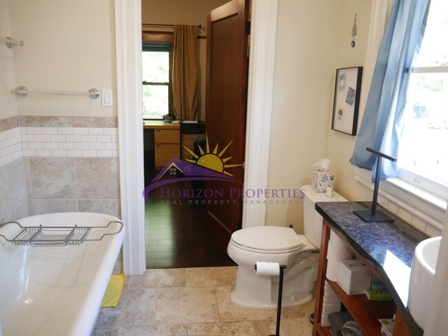 Building Photo - Unique 3 Bed 2 Bath 1,359 Sq. Ft. Midtown ...