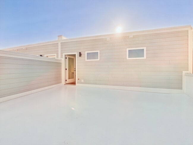 Building Photo - 907 Bainbridge St