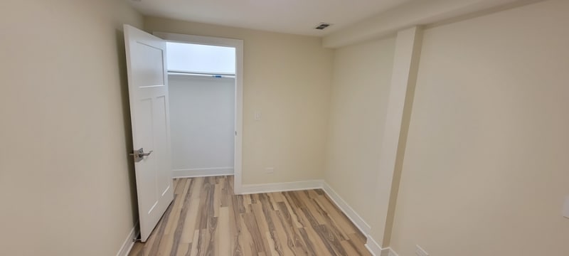 Building Photo - 6119 N Wolcott Ave