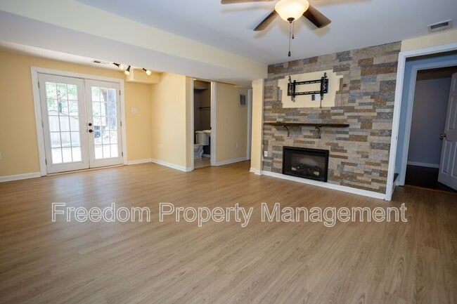 Building Photo - 5685 Roundtree Dr
