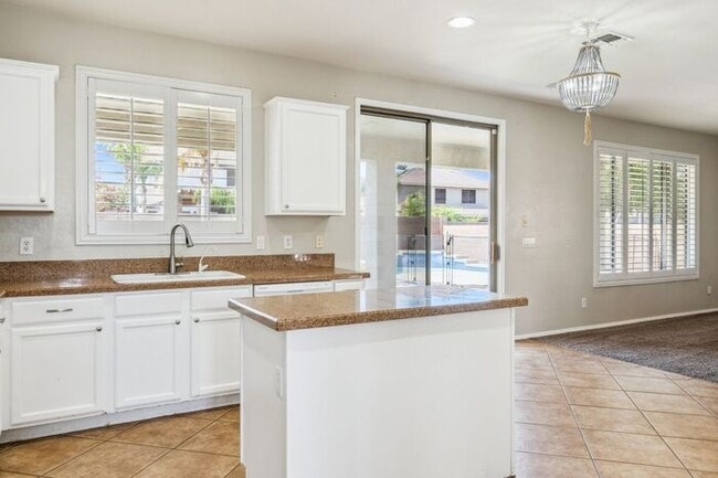 Building Photo - Beautiful 5 Bedroom 3 Bath home