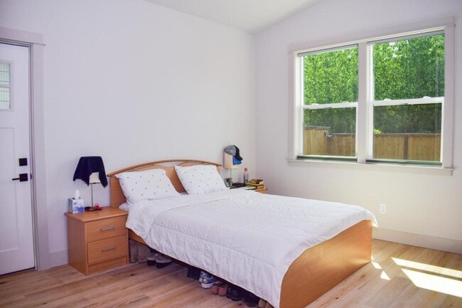 Building Photo - 214 Oak Crest Way