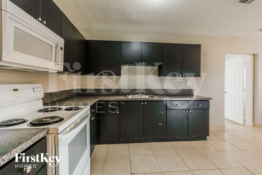 Building Photo - 3600 NW 40th Ct