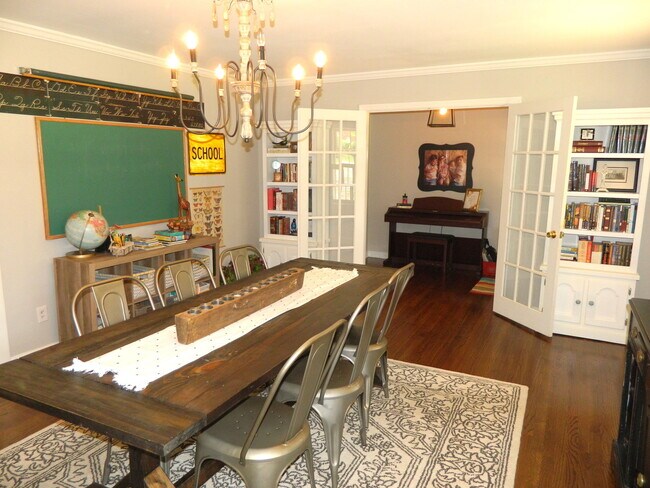 Building Photo - 744 McClure Dr