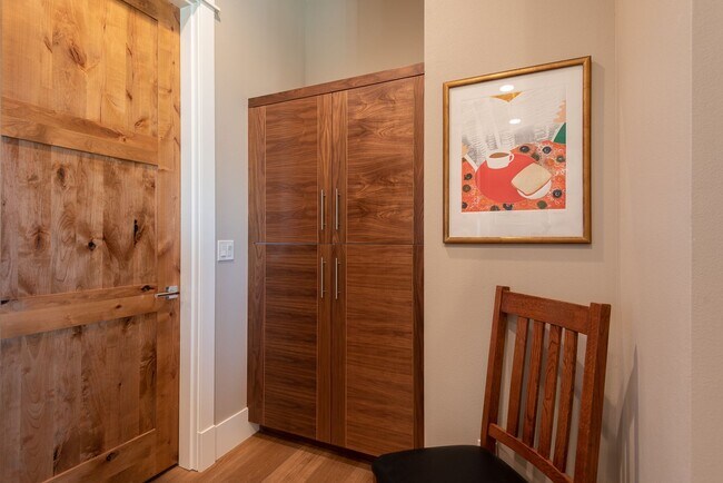 Building Photo - Tetherow!! Amazing Townhome that is fully ...
