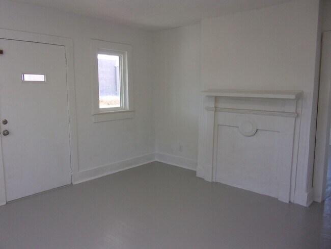 Building Photo - Fully Renovated 3 Bedroom 1 Bath Home