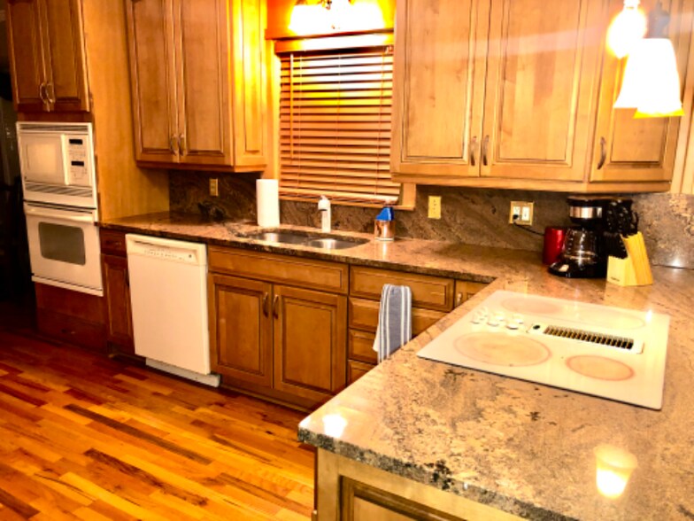 Building Photo - 2840 Bonanza Dr