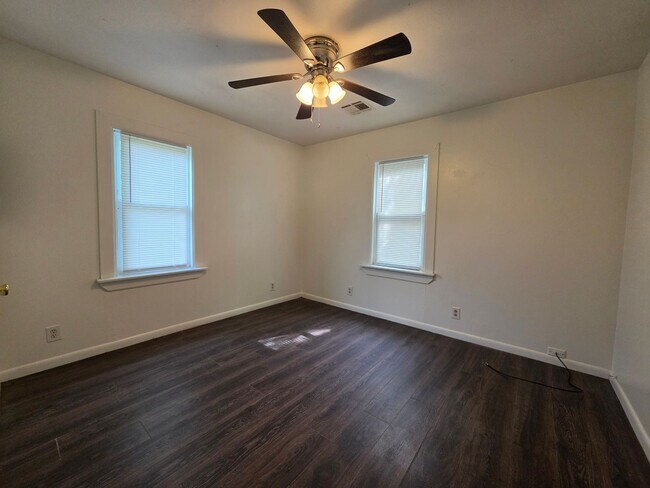 Building Photo - 3 Bed 1 Bath Home in Shawnee!