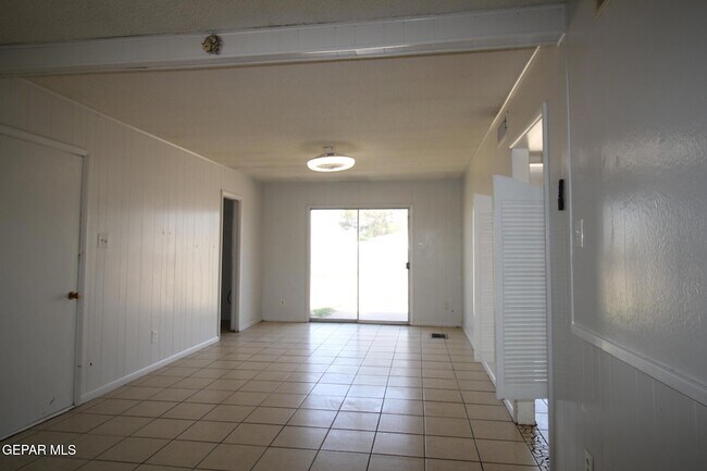 Building Photo - 317 Thunderbird Dr