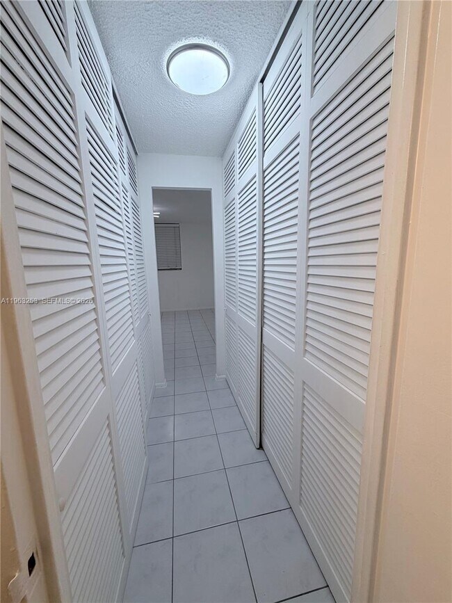 Building Photo - 1913 S Ocean Dr