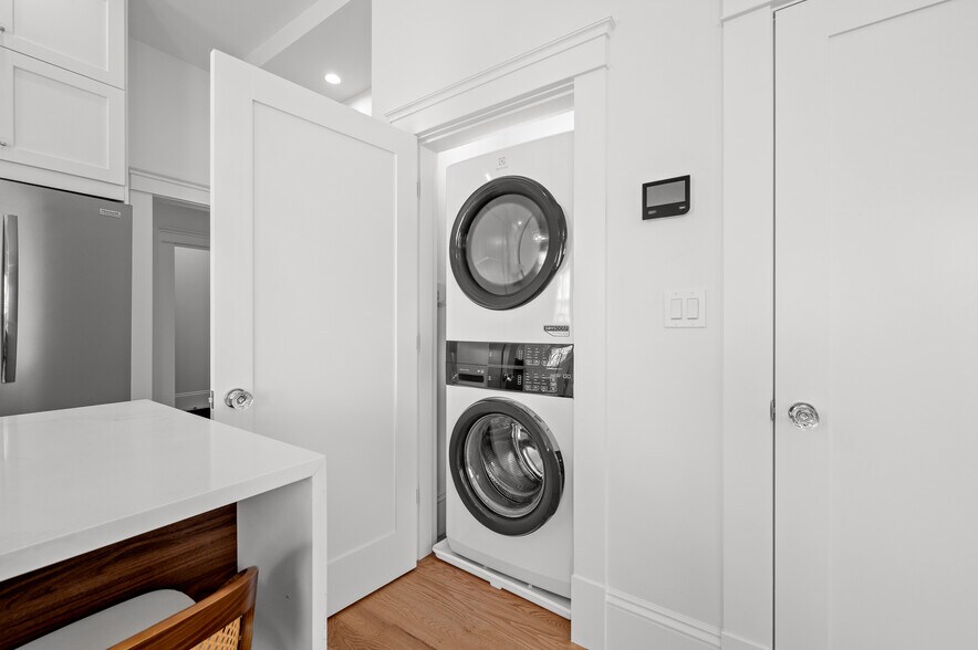 Building Photo - 30 E Main St