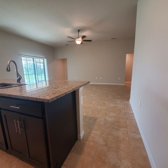 Building Photo - Spacious 4 Bedroom 2.5 Bath 2 Car Garage Home
