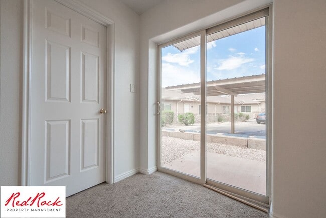 Building Photo - Spacious 3 Bedroom Townhome in Central St....