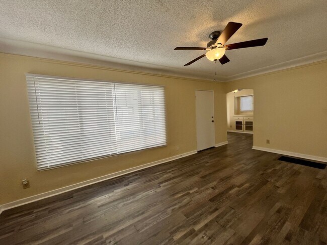 Building Photo - LARGE DOWNSTAIRS ONE BEDROOM ONE BATH!