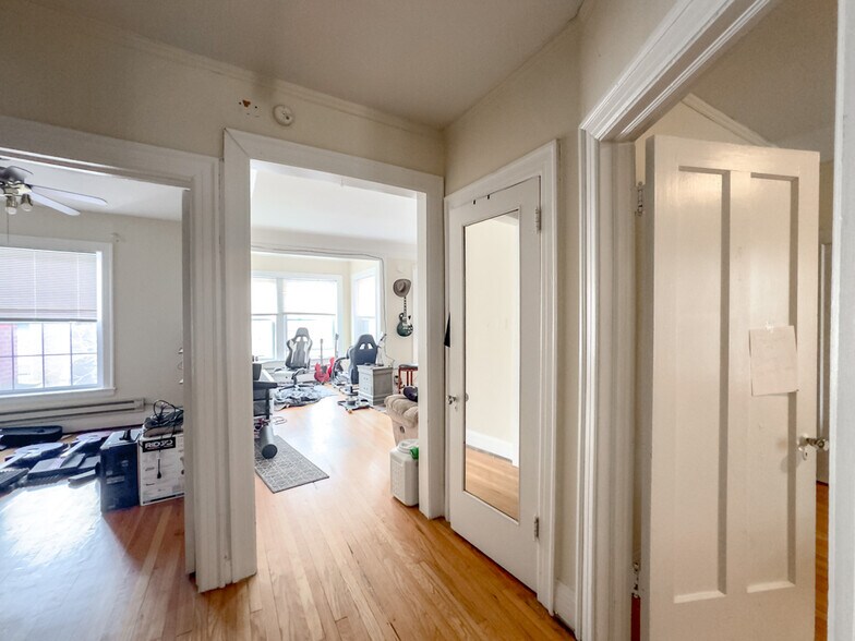 Building Photo - 945 Judson Ave