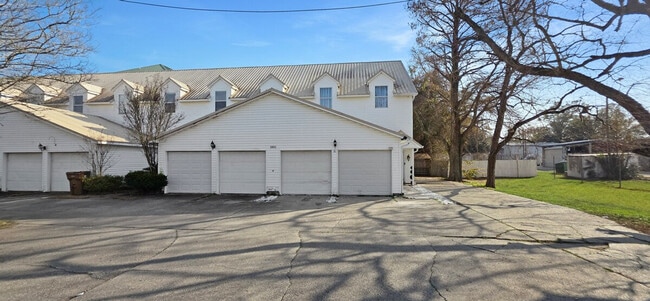 Building Photo - 1805 Irish Hill Dr