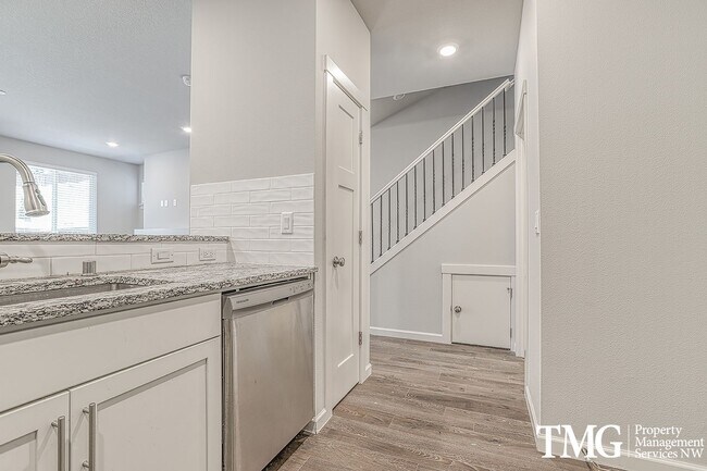 Building Photo - 3 Bedroom, 2.5 Bath Townhome In Ridgefield!