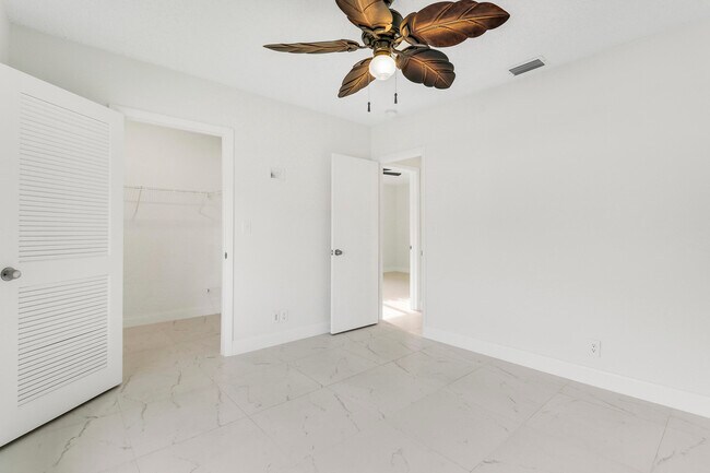 Building Photo - 100 SW 15th Ct