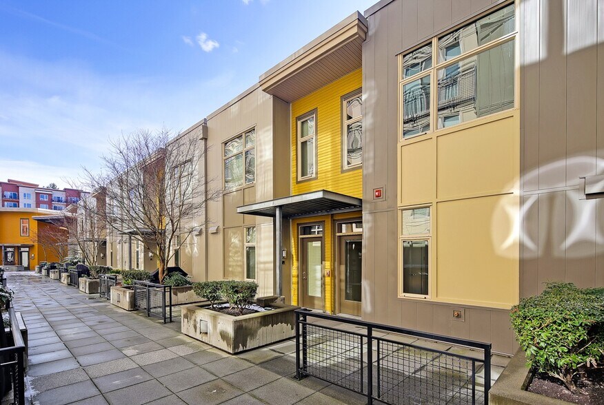 337 Ne Thornton Place