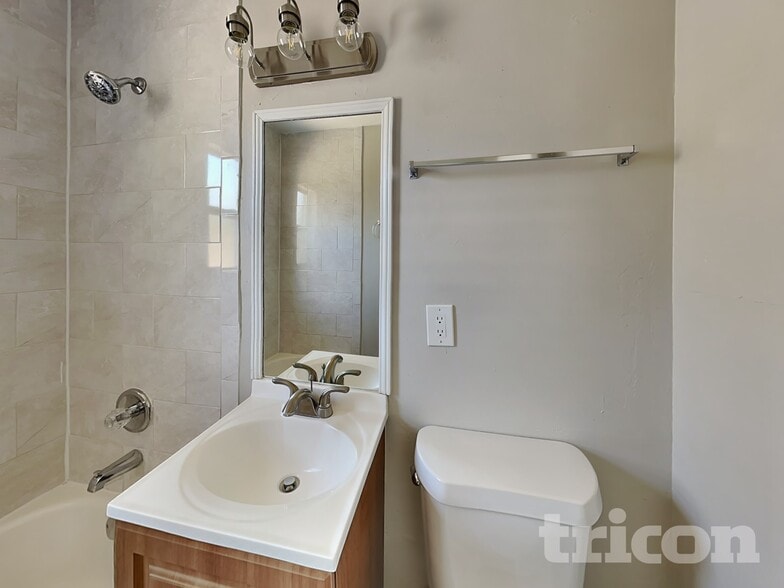 Building Photo - 3909 W Wallace Ave