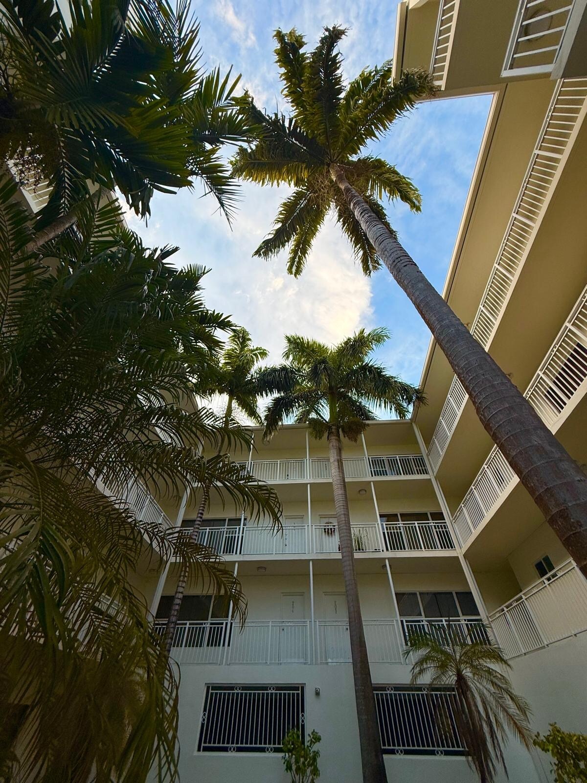 Building Photo - 10001 W Bay Harbor Dr