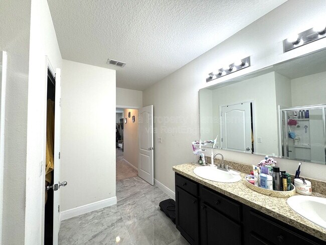 Building Photo - 239 Willow Bend Dr