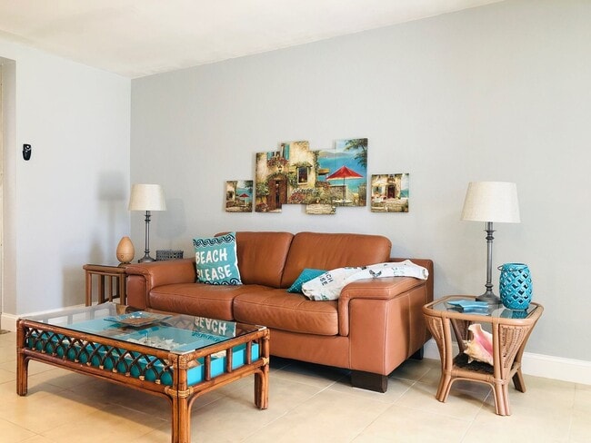 Building Photo - Experience this Short Term Furnished Off season Single Family 2/2 Pool home.