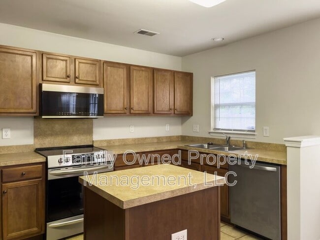 Building Photo - 8753 Red Oak Dr