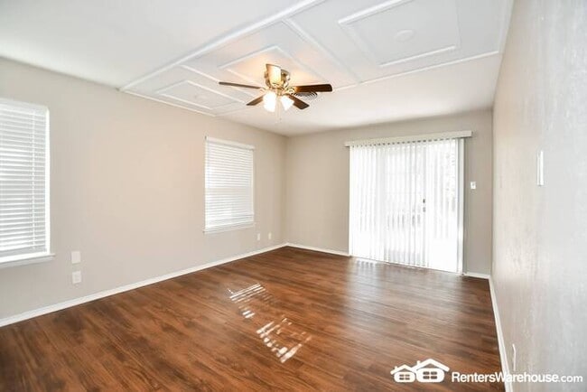 Building Photo - Newly renovated spacious 3 bed/2 bath with...