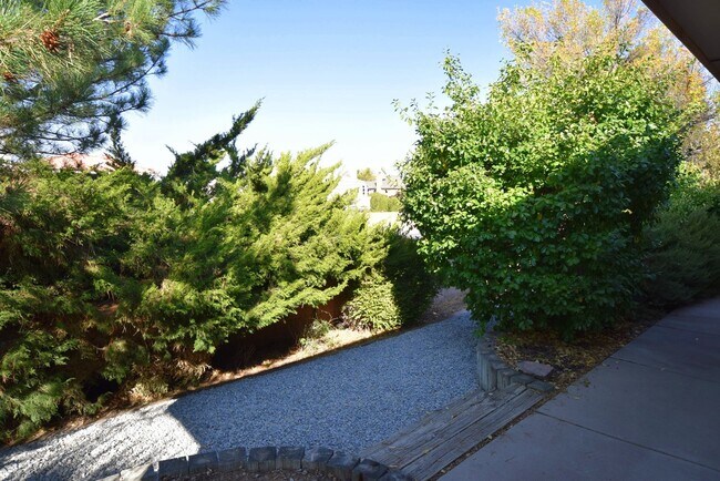 Building Photo - 3 Bedroom, 2 bath, 2 living areas, La Cueva area