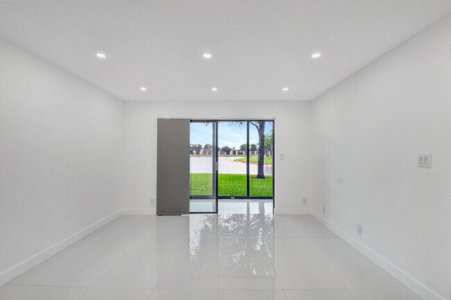 Building Photo - 15378 Lakes of Delray Blvd