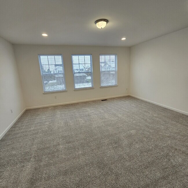 Building Photo - 4 bedroom, 3 full bathrooms, 2 car garage ...