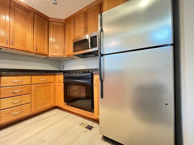 Building Photo - Rent Special $500 OFF first months rent if move in by 01/02/2026 "ASK ABOUT OUR ZERO DEPOSIT"