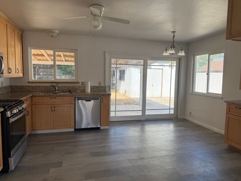 Building Photo - 879 Baywood Way