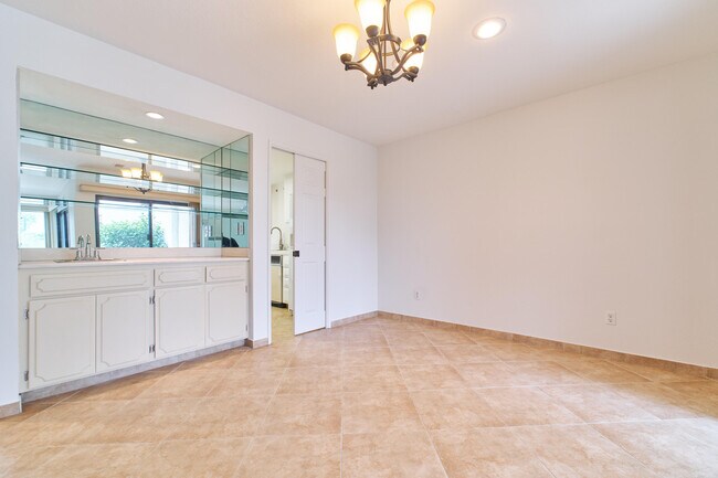 Building Photo - 616 Violeta Dr