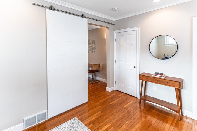 Building Photo - 99 W Circular St