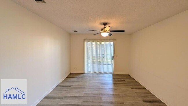 Building Photo - 910 Brett Dr